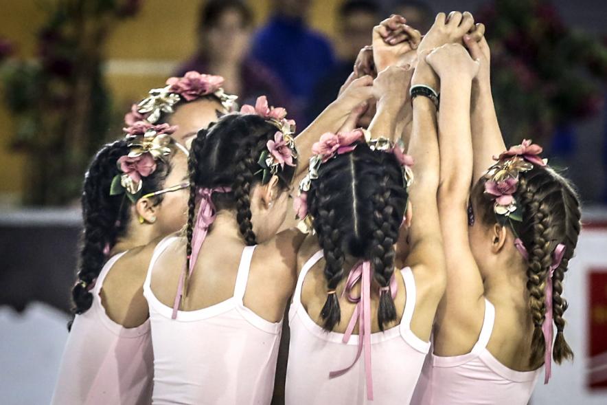 Gala de Patinaje Artístico Virgen de la Paz - Imagen patinadoras en un momento de la actuación por equipos en la gala de exhibición.