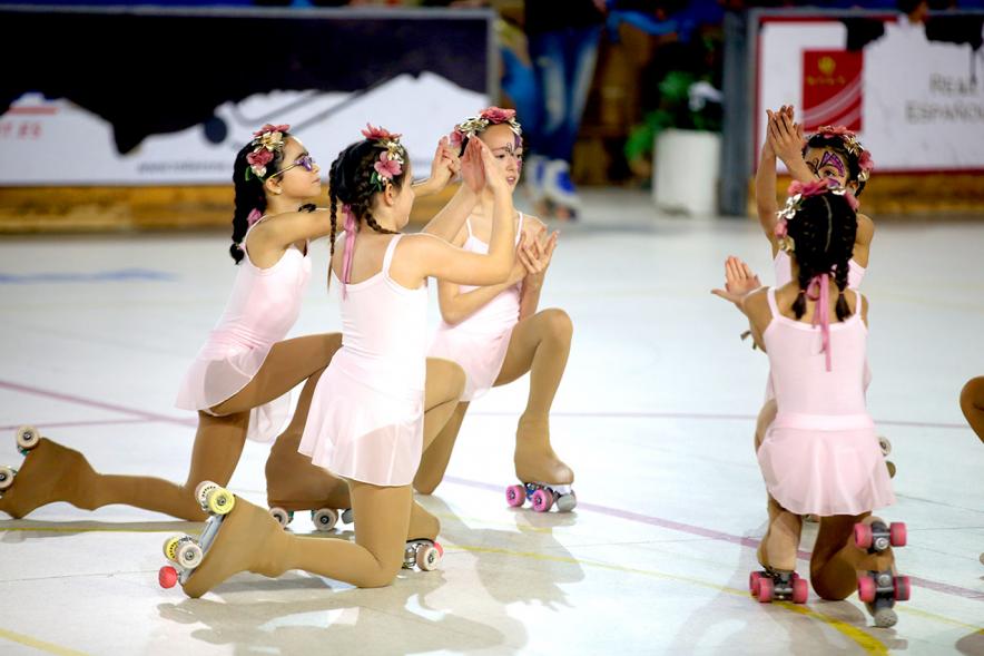 Gala de Patinaje Artístico Virgen de la Paz - Imagen patinadoras en un momento de la actuación por equipos en la gala de exhibición.