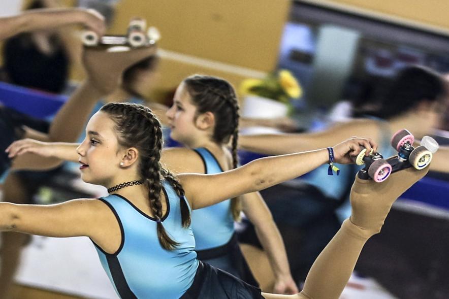 Gala de Patinaje Artístico Virgen de la Paz - Imagen patinadoras en un momento de la actuación por equipos en la gala de exhibición.