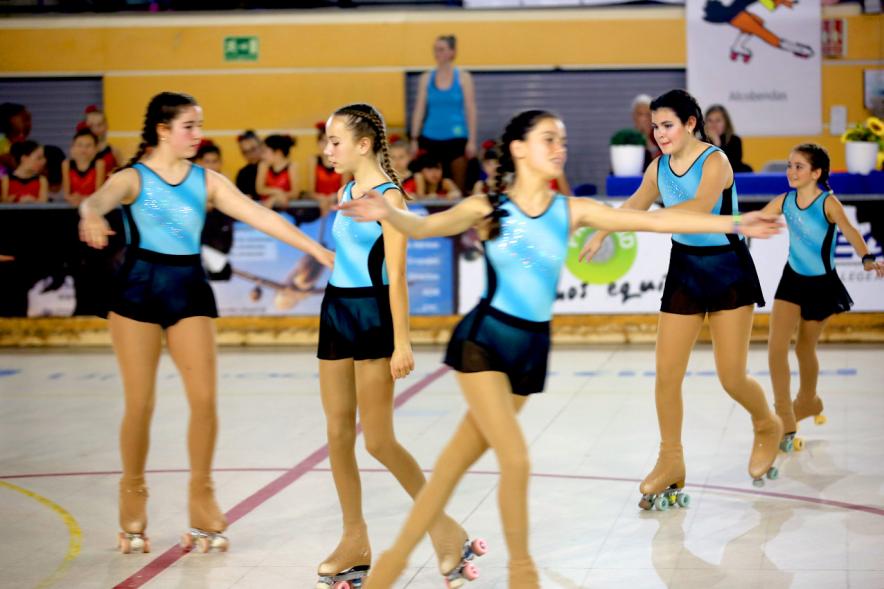 Gala de Patinaje Artístico Virgen de la Paz - Imagen patinadoras en un momento de la actuación por equipos en la gala de exhibición.