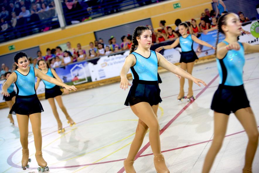 Gala de Patinaje Artístico Virgen de la Paz - Imagen patinadoras en un momento de la actuación por equipos en la gala de exhibición.