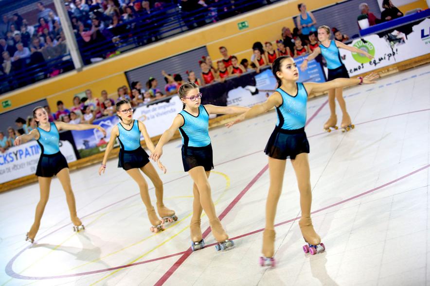 Gala de Patinaje Artístico Virgen de la Paz - Imagen patinadoras en un momento de la actuación por equipos en la gala de exhibición.
