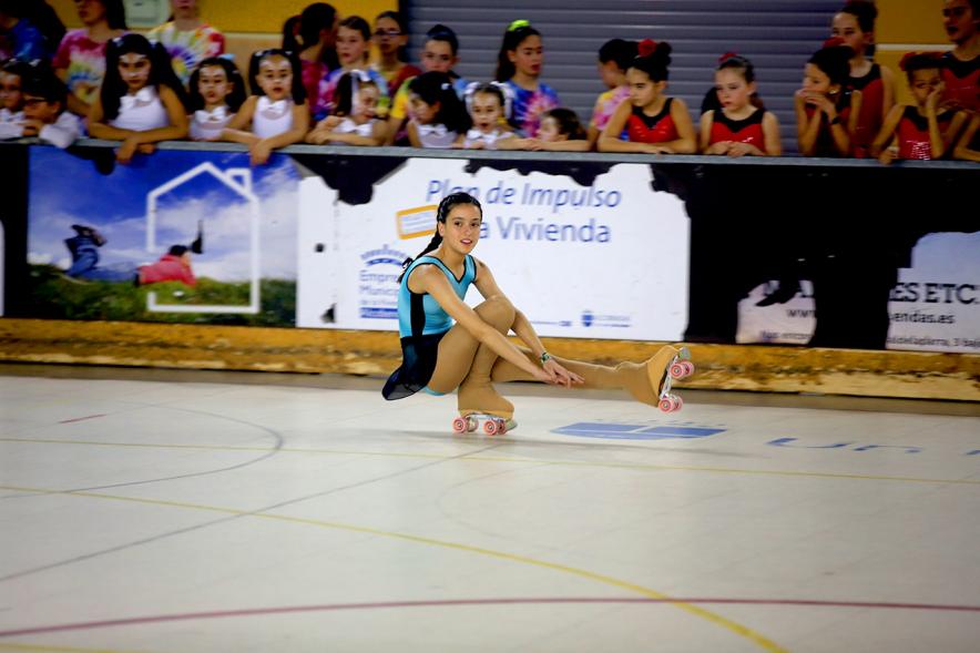 Gala de Patinaje Artístico Virgen de la Paz - Imagen de una patinadora en un momento de la actuación por equipos en la gala de exhibición.