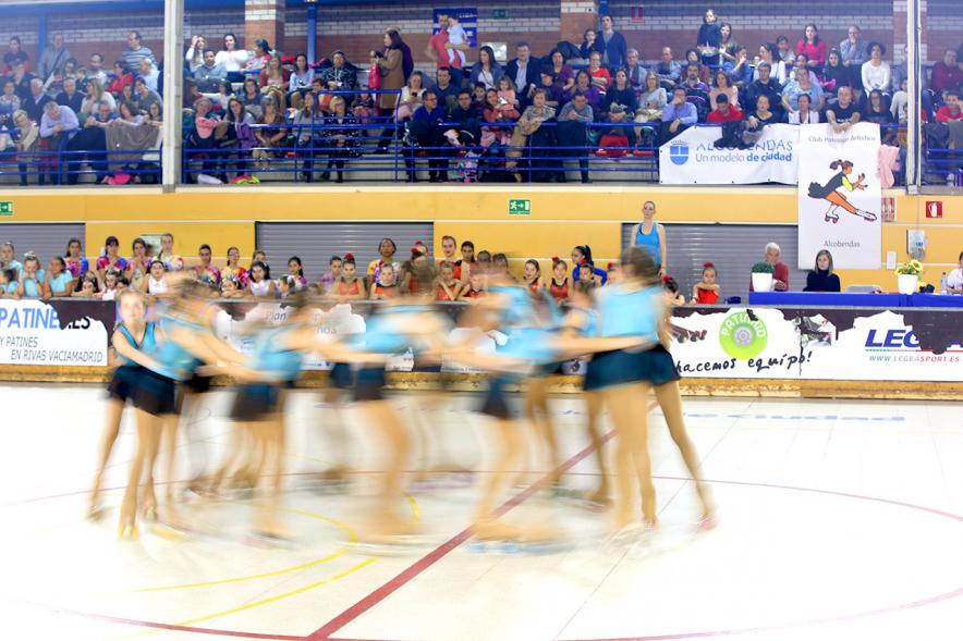 Gala de Patinaje Artístico Virgen de la Paz - Imagen movida de las patinadoras en un momento de la actuación por equipos en la gala de exhibición.