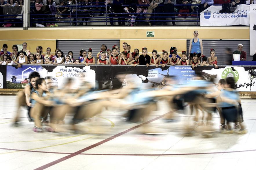 Gala de Patinaje Artístico Virgen de la Paz - Imagen movida de las  patinadoras en un momento de la actuación por equipos en la gala de exhibición.