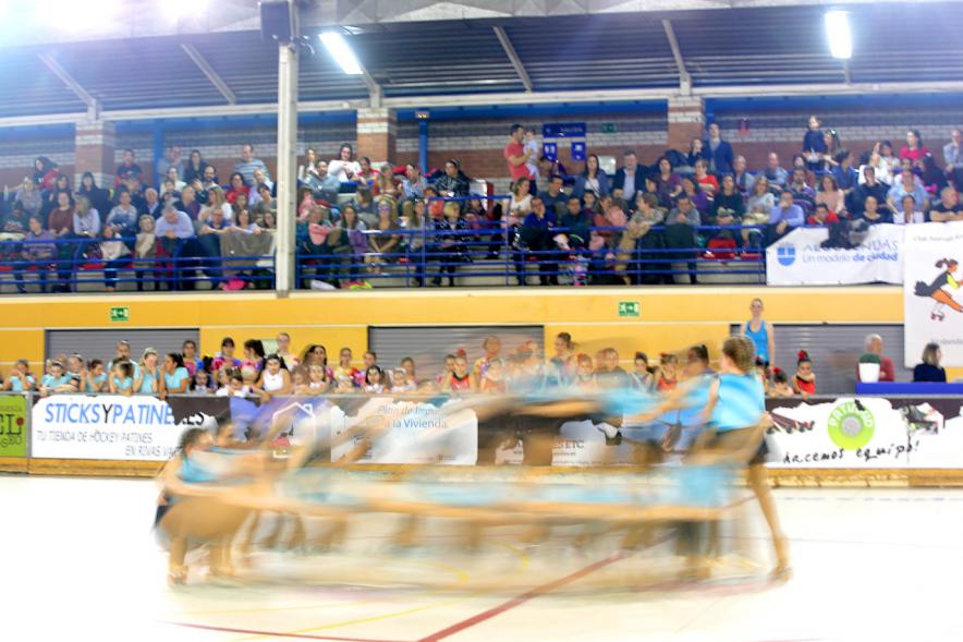 Gala de Patinaje Artístico Virgen de la Paz - Imagen movida de las patinadoras en un momento de la actuación por equipos en la gala de exhibición.