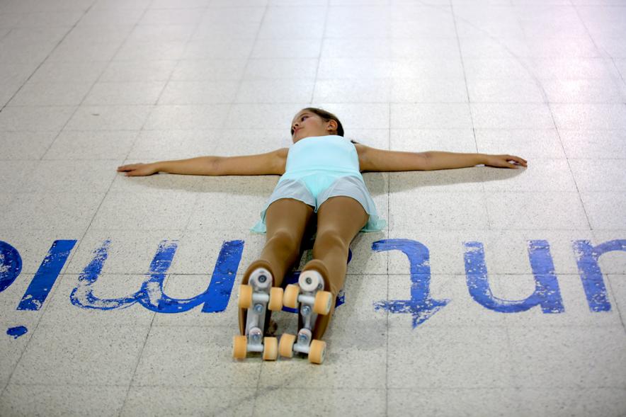 Gala de Patinaje Artístico Virgen de la Paz - Imagen de una patinadora en un momento de la actuación por equipos en la gala de exhibición.