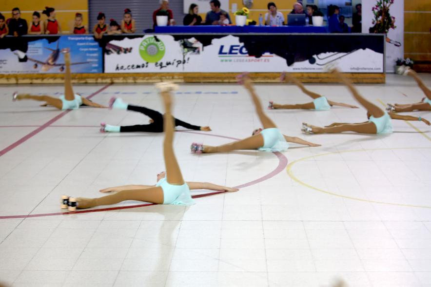 Gala de Patinaje Artístico Virgen de la Paz - Imagen patinadoras en un momento de la actuación por equipos en la gala de exhibición.