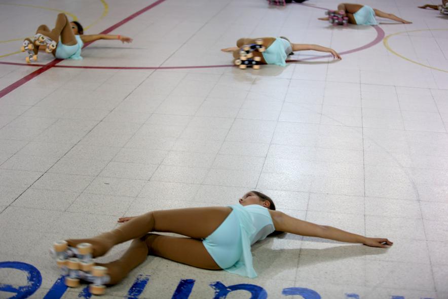 Gala de Patinaje Artístico Virgen de la Paz - Imagen patinadoras en un momento de la actuación por equipos en la gala de exhibición.