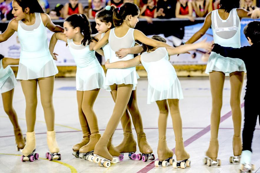 Gala de Patinaje Artístico Virgen de la Paz - Imagen patinadoras en un momento de la actuación por equipos en la gala de exhibición.