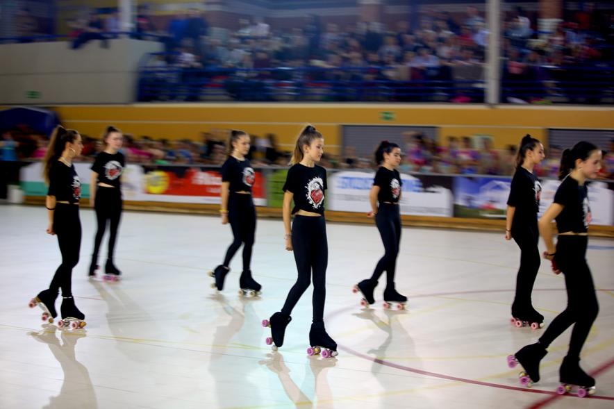 Gala de Patinaje Artístico Virgen de la Paz - Imagen patinadoras en un momento de la actuación por equipos en la gala de exhibición.
