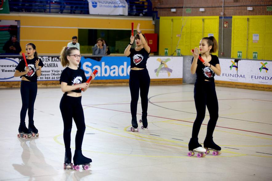 Gala de Patinaje Artístico Virgen de la Paz - Imagen patinadoras en un momento de la actuación por equipos en la gala de exhibición.