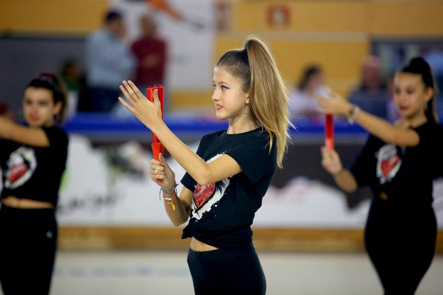 Gala de Patinaje Artístico Virgen de la Paz - Imagen patinadoras en un momento de la actuación por equipos en la gala de exhibición.