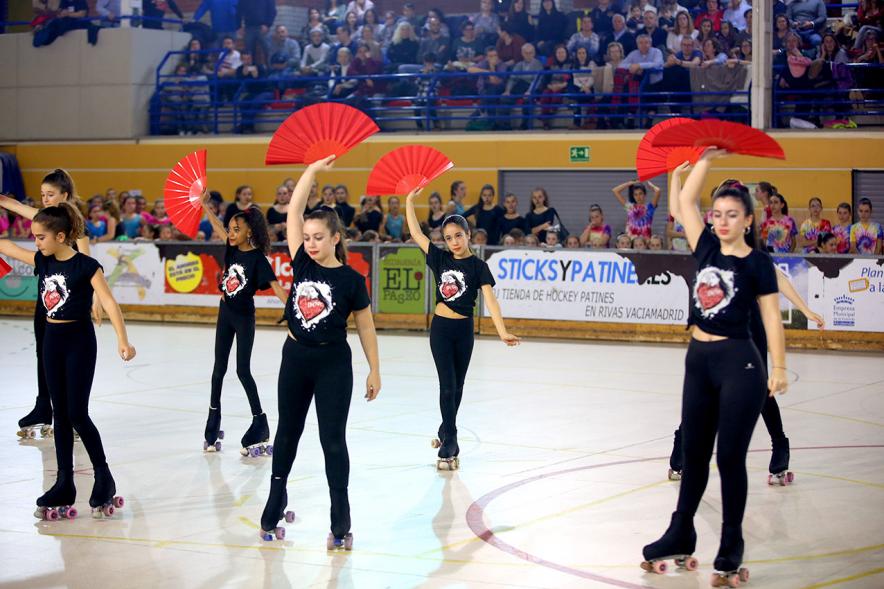 Gala de Patinaje Artístico Virgen de la Paz - Imagen patinadoras en un momento de la actuación por equipos en la gala de exhibición.