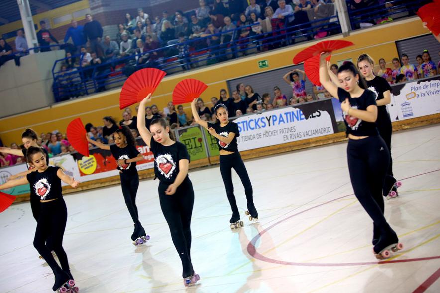 Gala de Patinaje Artístico Virgen de la Paz - Imagen patinadoras en un momento de la actuación por equipos en la gala de exhibición.