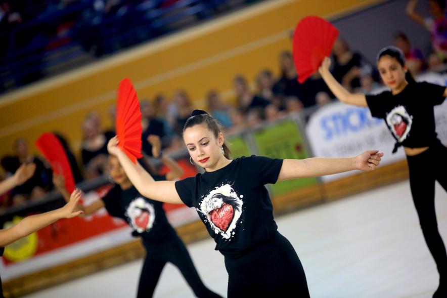Gala de Patinaje Artístico Virgen de la Paz - Imagen patinadoras en un momento de la actuación por equipos en la gala de exhibición.