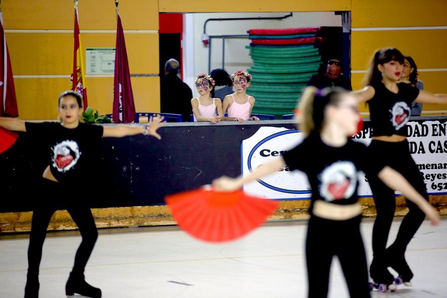 Gala de Patinaje Artístico Virgen de la Paz - Imagen patinadoras en un momento de la actuación por equipos en la gala de exhibición.