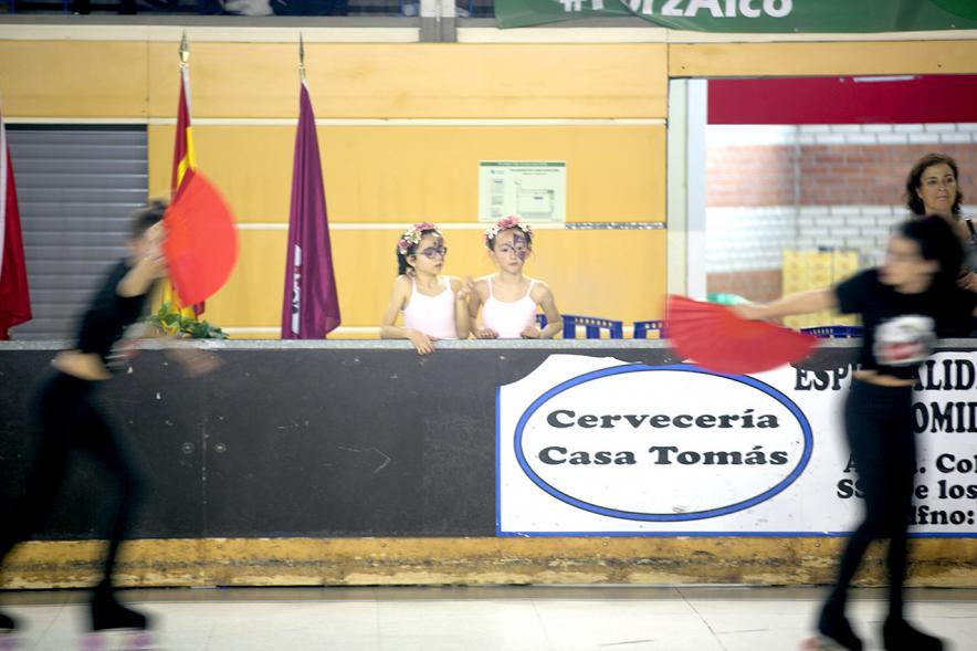 Gala de Patinaje Artístico Virgen de la Paz - Imagen movida de las  patinadoras en un momento de la actuación por equipos en la gala de exhibición.