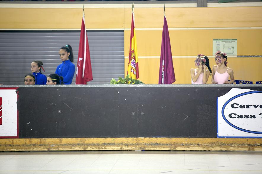Gala de Patinaje Artístico Virgen de la Paz - Imagen de patinadoras mirando la actuación de sus compañeras desde fuera de la pista.