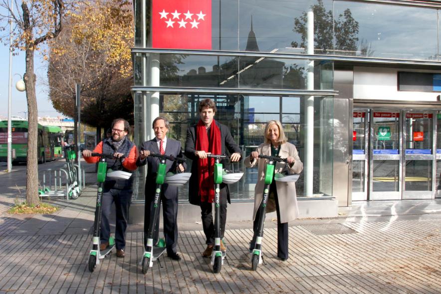 Presentación Patinetes Eléctricos Empresa LIme España - Imagen de las autoridades asistentes al acto posando montados en unos patinetes.