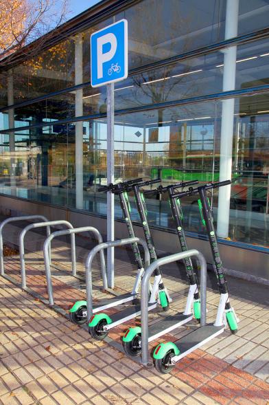 Presentación Patinetes Eléctricos Empresa LIme España - Imagen en primer plano tenemos unos patinetes aparcados en la calle.