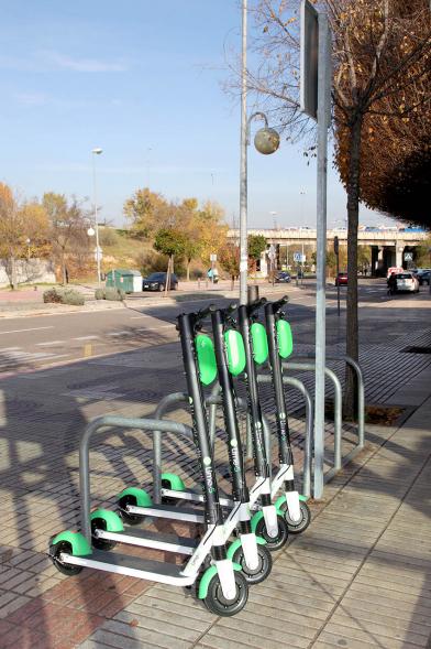 Presentación Patinetes Eléctricos Empresa LIme España - Imagen en primer plano tenemos unos patinetes aparcados en la calle.
