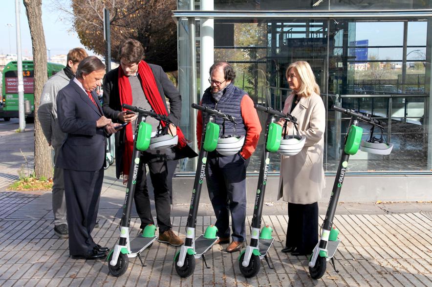 Presentación Patinetes Eléctricos Empresa LIme España - Imagen de las autoridades asistentes al acto mirando la aplicación para usar los patinetes.