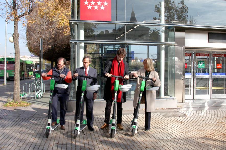 Presentación Patinetes Eléctricos Empresa LIme España - Imagen de las autoridades asistentes al acto posando montados en unos patinetes.