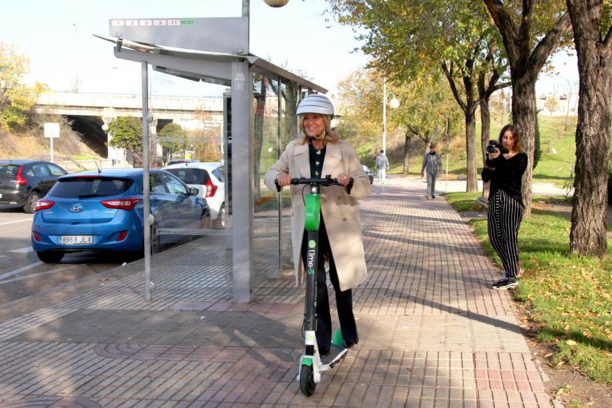 Presentación Patinetes Eléctricos Empresa LIme España - Imagen de una de las autoridades  asistentes al acto utilizando el patinete.