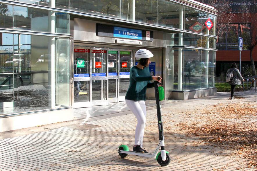 Presentación Patinetes Eléctricos Empresa LIme España - Imagen de una joven haciendo uso de un patinete.