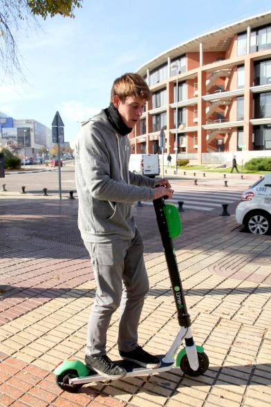 Presentación Patinetes Eléctricos Empresa LIme España - Imagen de un joven haciendo uso de un patinete.