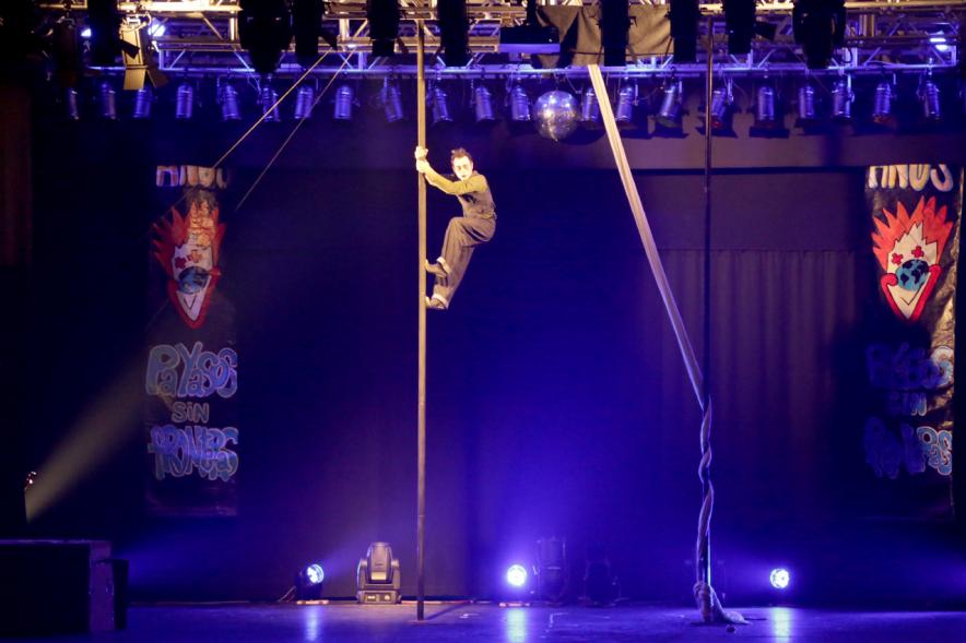 Gala Benéfica Payasos sin Fronteras en La Esfera - Imagen de una actuación de circo durante la gala.