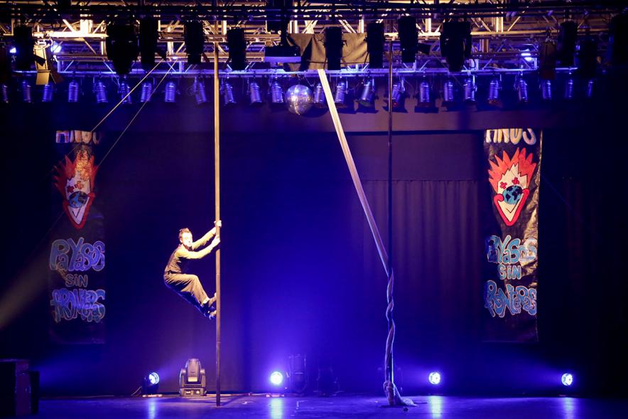 Gala Benéfica Payasos sin Fronteras en La Esfera - Imagen de una actuación de circo durante la gala.
