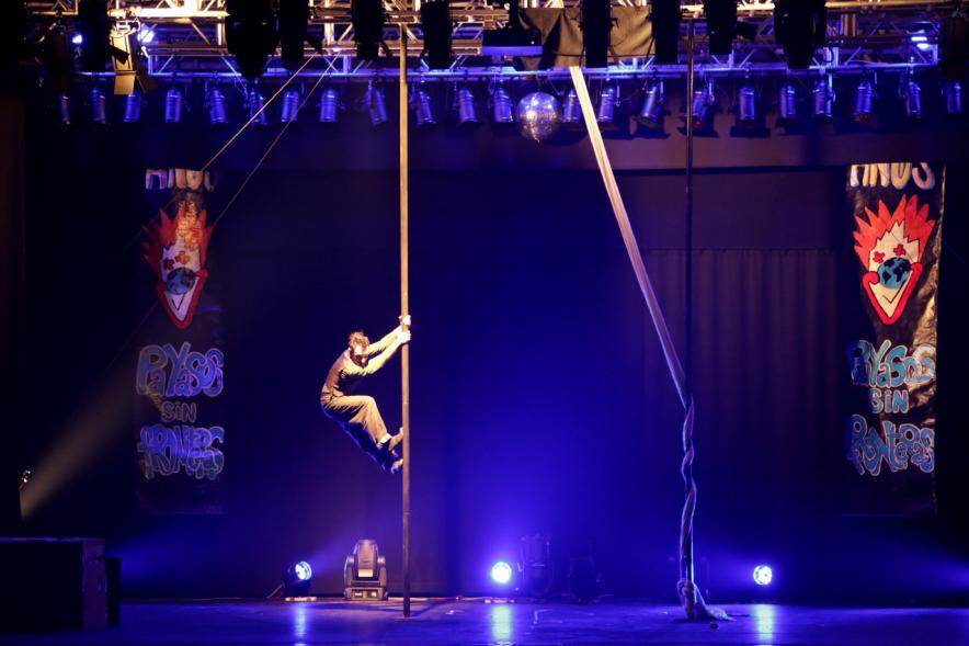 Gala Benéfica Payasos sin Fronteras en La Esfera - Imagen de una actuación de circo durante la gala.