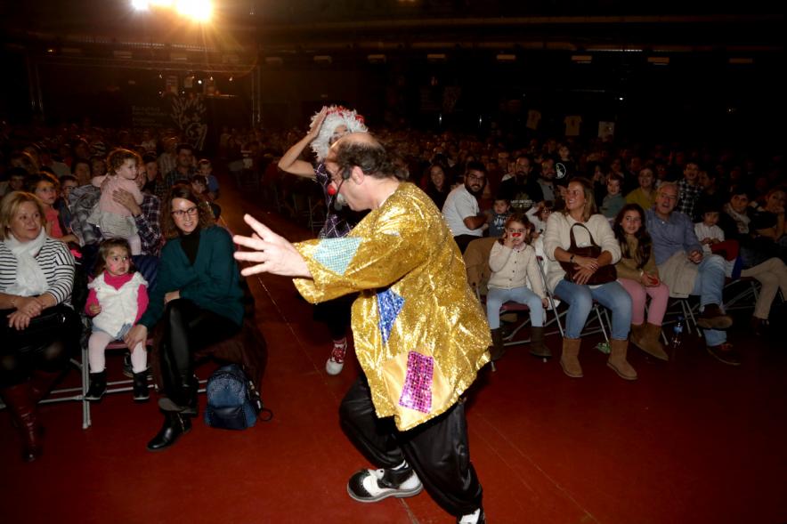 Gala Benéfica Payasos sin Fronteras en La Esfera - Imagen de una actuación de circo durante la gala.