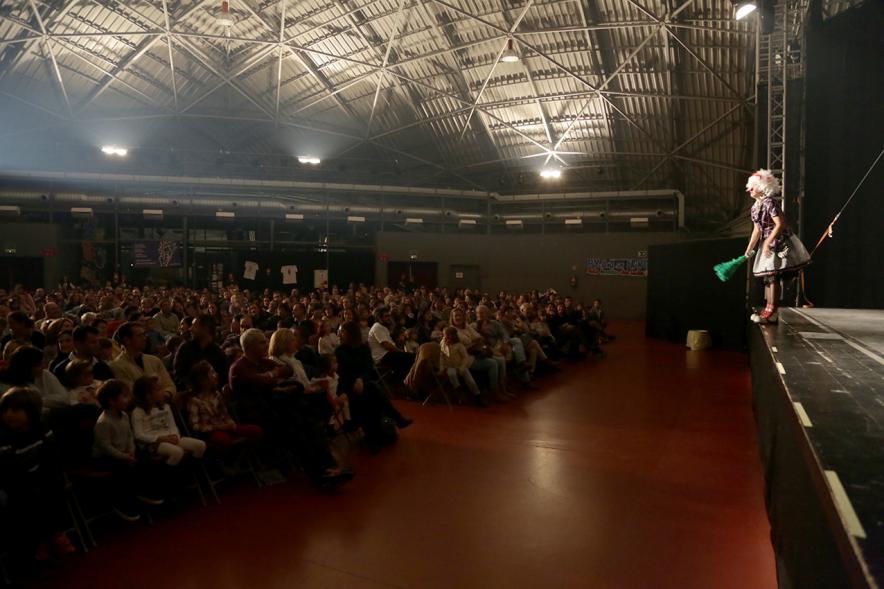 Gala Benéfica Payasos sin Fronteras en La Esfera - Imagen de una actuación de circo durante la gala.