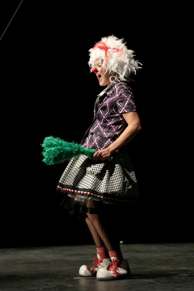 Gala Benéfica Payasos sin Fronteras en La Esfera - Imagen de una actuación de circo durante la gala.