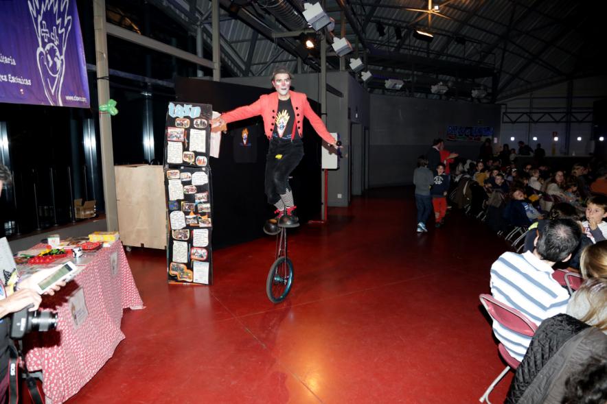 Gala Benéfica Payasos sin Fronteras en La Esfera - Imagen de una actuación de circo durante la gala.