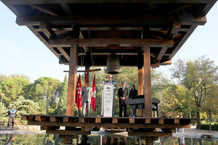 Día de la Paz 2017 -  Toma frontal del monumento y las autoridades.