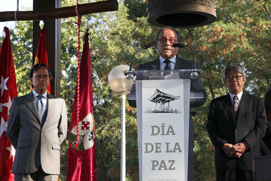Día de la Paz 2017 -   Una autoridad  lee el manifiesto.