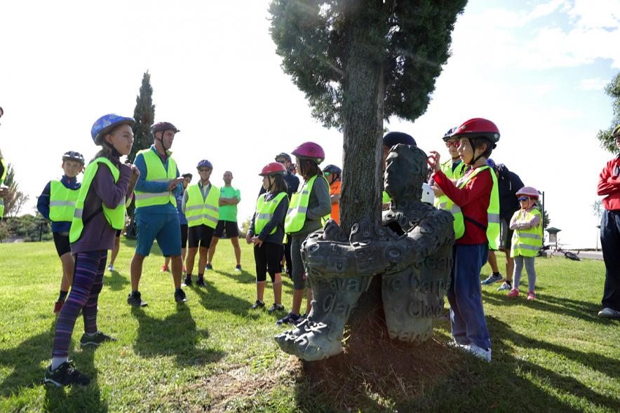 Niños visitando escultura en Parque Sur Fuente Lucha.