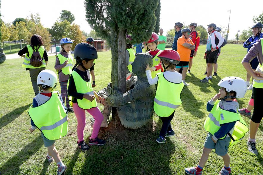 Niños participantes en una de las esculturas del parque. 