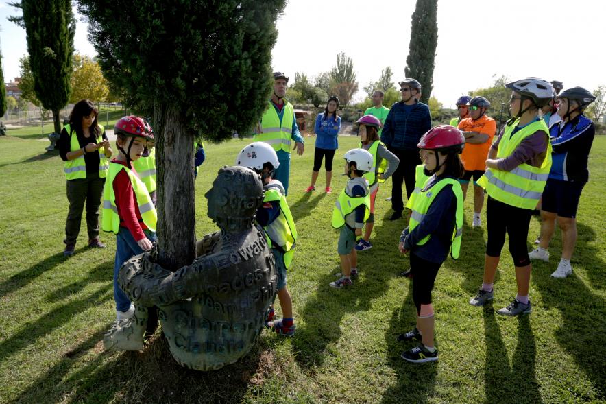 Niños participantes en una de las esculturas del parque. 