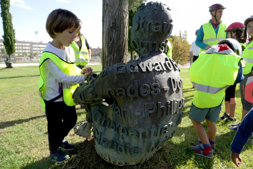 Niño en una de las obras del parque. 