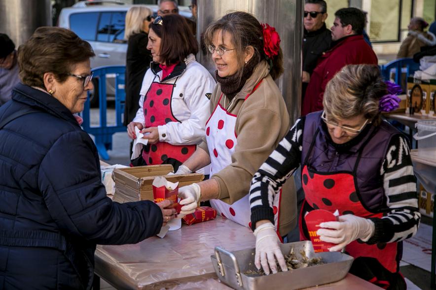 Reparto de Pescado en la Plaza del Pueblo - Las cocineras reparten el pescadito.