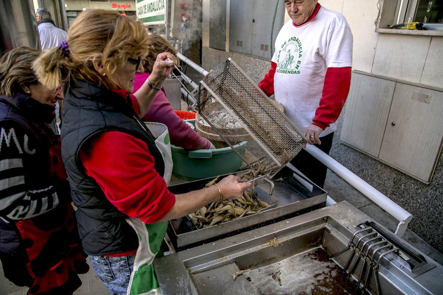 Reparto de Pescado en la Plaza del Pueblo - Primer plano de  la freidora y el pescado.