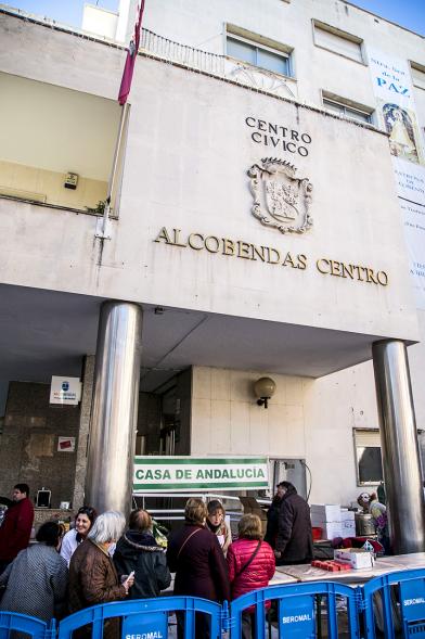 Reparto de Pescado en la Plaza del Pueblo - Puesto de pescado en el centro de la ciudad.