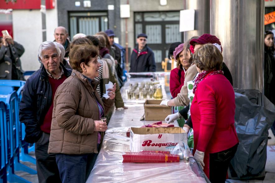 Reparto de Pescado en la Plaza del Pueblo - La repartición del pescado.
