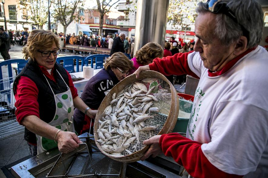 Reparto de Pescado en la Plaza del Pueblo - Primer plano del  cocinero.