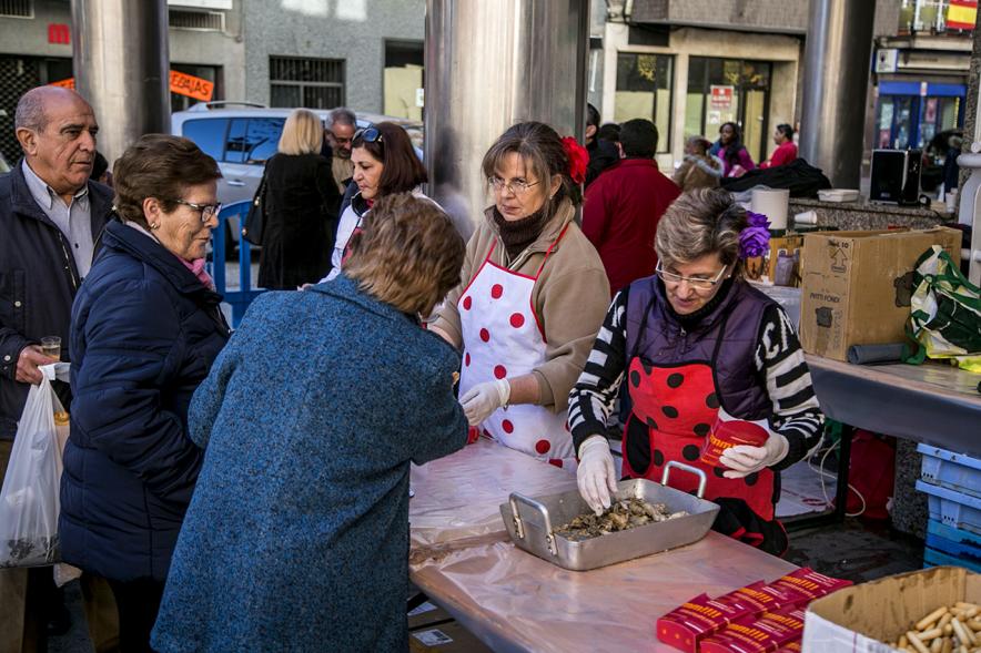 Reparto de Pescado en la Plaza del Pueblo - Primer plano de las cocineras y el público.